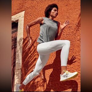 Athleta Contender Laser Cut 7/8 Tight White Legging Side Pockets Medium